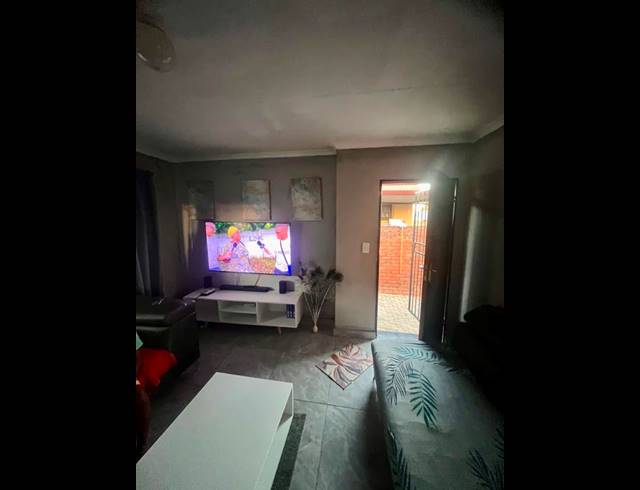 2 BEDROOM HOUSE FOR SALE IN PHILLIP NEL PARK